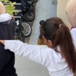 PEKANBARU, 15 Mei 2026 — Jalannya persidangan kasus dugaan oplosan LPG subsidi di Pengadilan Negeri Pekanbaru mendadak berubah haru ketika terdakwa perempuan bernama Deni Warnita tampak lemah dan lebih banyak diam selama persidangan berlangsung. Kondisi Terdakwa Jadi Perhatian Di tengah pembacaan dakwaan oleh jaksa, Deni hanya tertunduk tanpa banyak bicara. Tatapannya kosong dan wajahnya terlihat pucat. Perempuan berusia 42 tahun itu beberapa kali terlihat mendekap lengan kuasa hukumnya seolah merasa tidak nyaman menghadapi situasi persidangan. Pengunjung sidang yang hadir mulai memperhatikan kondisi terdakwa yang tampak kesulitan mengikuti jalannya persidangan. Bahkan setelah sidang selesai, Deni terlihat limbung saat berjalan menuju ruang tahanan hingga hampir terjatuh. Riwayat Gangguan Jiwa Disebut Sudah Lama Kuasa hukum Deni menyebut kliennya bukan mengalami tekanan biasa, melainkan memiliki riwayat gangguan mental serius. Menurut Gusri Putra Dodi, Deni telah menjalani pengobatan sejak 2022 dan memiliki catatan medis dari rumah sakit jiwa. “Klien kami mengalami psikotik akut yang dalam istilah lain disebut skizofrenia,” ujar Gusri. Tim kuasa hukum kemudian meminta pemeriksaan psikiatrikum resmi agar kondisi terdakwa dapat dinilai secara objektif oleh tenaga medis. Hak Terdakwa Jadi Perdebatan Permintaan pemeriksaan kejiwaan belum dikabulkan majelis hakim. Sementara jaksa tetap menyatakan terdakwa layak menjalani sidang. Hal itu dipersoalkan pihak pembela yang menilai kondisi mental terdakwa perlu dipastikan lebih dahulu sebelum proses hukum dilanjutkan. Kasus ini kini menjadi sorotan karena memunculkan perdebatan mengenai batas antara penegakan hukum dan perlindungan kemanusiaan bagi penyandang gangguan mental.