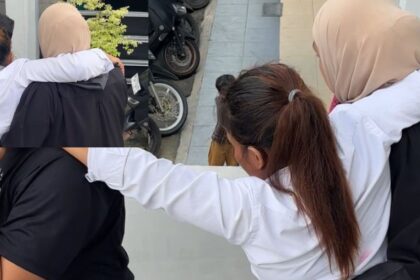 PEKANBARU, 15 Mei 2026 — Jalannya persidangan kasus dugaan oplosan LPG subsidi di Pengadilan Negeri Pekanbaru mendadak berubah haru ketika terdakwa perempuan bernama Deni Warnita tampak lemah dan lebih banyak diam selama persidangan berlangsung. Kondisi Terdakwa Jadi Perhatian Di tengah pembacaan dakwaan oleh jaksa, Deni hanya tertunduk tanpa banyak bicara. Tatapannya kosong dan wajahnya terlihat pucat. Perempuan berusia 42 tahun itu beberapa kali terlihat mendekap lengan kuasa hukumnya seolah merasa tidak nyaman menghadapi situasi persidangan. Pengunjung sidang yang hadir mulai memperhatikan kondisi terdakwa yang tampak kesulitan mengikuti jalannya persidangan. Bahkan setelah sidang selesai, Deni terlihat limbung saat berjalan menuju ruang tahanan hingga hampir terjatuh. Riwayat Gangguan Jiwa Disebut Sudah Lama Kuasa hukum Deni menyebut kliennya bukan mengalami tekanan biasa, melainkan memiliki riwayat gangguan mental serius. Menurut Gusri Putra Dodi, Deni telah menjalani pengobatan sejak 2022 dan memiliki catatan medis dari rumah sakit jiwa. “Klien kami mengalami psikotik akut yang dalam istilah lain disebut skizofrenia,” ujar Gusri. Tim kuasa hukum kemudian meminta pemeriksaan psikiatrikum resmi agar kondisi terdakwa dapat dinilai secara objektif oleh tenaga medis. Hak Terdakwa Jadi Perdebatan Permintaan pemeriksaan kejiwaan belum dikabulkan majelis hakim. Sementara jaksa tetap menyatakan terdakwa layak menjalani sidang. Hal itu dipersoalkan pihak pembela yang menilai kondisi mental terdakwa perlu dipastikan lebih dahulu sebelum proses hukum dilanjutkan. Kasus ini kini menjadi sorotan karena memunculkan perdebatan mengenai batas antara penegakan hukum dan perlindungan kemanusiaan bagi penyandang gangguan mental.