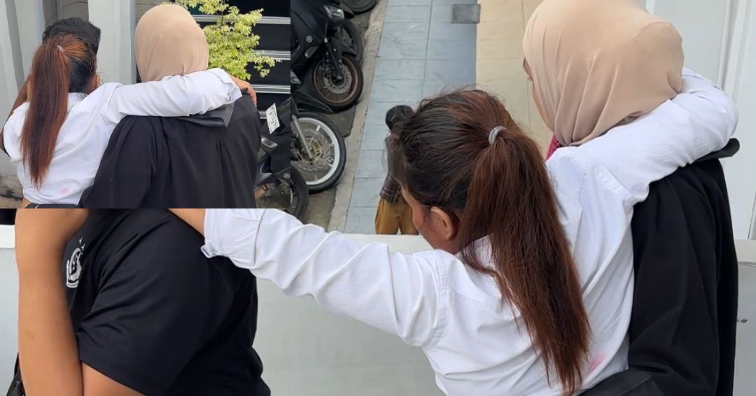 PEKANBARU, 15 Mei 2026 — Jalannya persidangan kasus dugaan oplosan LPG subsidi di Pengadilan Negeri Pekanbaru mendadak berubah haru ketika terdakwa perempuan bernama Deni Warnita tampak lemah dan lebih banyak diam selama persidangan berlangsung. Kondisi Terdakwa Jadi Perhatian Di tengah pembacaan dakwaan oleh jaksa, Deni hanya tertunduk tanpa banyak bicara. Tatapannya kosong dan wajahnya terlihat pucat. Perempuan berusia 42 tahun itu beberapa kali terlihat mendekap lengan kuasa hukumnya seolah merasa tidak nyaman menghadapi situasi persidangan. Pengunjung sidang yang hadir mulai memperhatikan kondisi terdakwa yang tampak kesulitan mengikuti jalannya persidangan. Bahkan setelah sidang selesai, Deni terlihat limbung saat berjalan menuju ruang tahanan hingga hampir terjatuh. Riwayat Gangguan Jiwa Disebut Sudah Lama Kuasa hukum Deni menyebut kliennya bukan mengalami tekanan biasa, melainkan memiliki riwayat gangguan mental serius. Menurut Gusri Putra Dodi, Deni telah menjalani pengobatan sejak 2022 dan memiliki catatan medis dari rumah sakit jiwa. “Klien kami mengalami psikotik akut yang dalam istilah lain disebut skizofrenia,” ujar Gusri. Tim kuasa hukum kemudian meminta pemeriksaan psikiatrikum resmi agar kondisi terdakwa dapat dinilai secara objektif oleh tenaga medis. Hak Terdakwa Jadi Perdebatan Permintaan pemeriksaan kejiwaan belum dikabulkan majelis hakim. Sementara jaksa tetap menyatakan terdakwa layak menjalani sidang. Hal itu dipersoalkan pihak pembela yang menilai kondisi mental terdakwa perlu dipastikan lebih dahulu sebelum proses hukum dilanjutkan. Kasus ini kini menjadi sorotan karena memunculkan perdebatan mengenai batas antara penegakan hukum dan perlindungan kemanusiaan bagi penyandang gangguan mental.