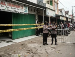 Pembunuhan di Menganti Gresik, Wanita Telepon 110 Usai Bacok Kekasih : Mitra Sindikasi
